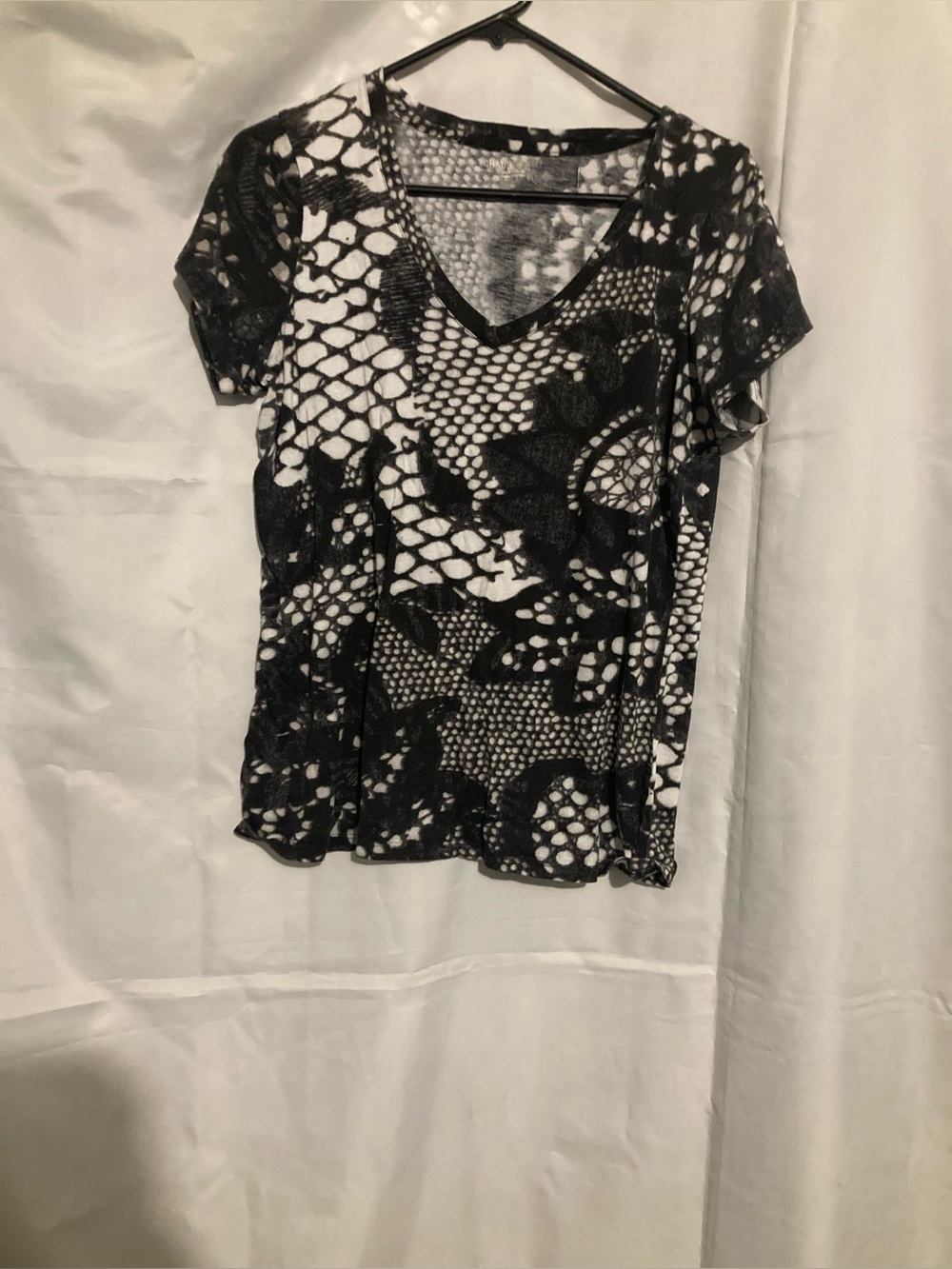 🖤4/$10 Women's Black & White V-Neck Short Sleeve Patterned Tee